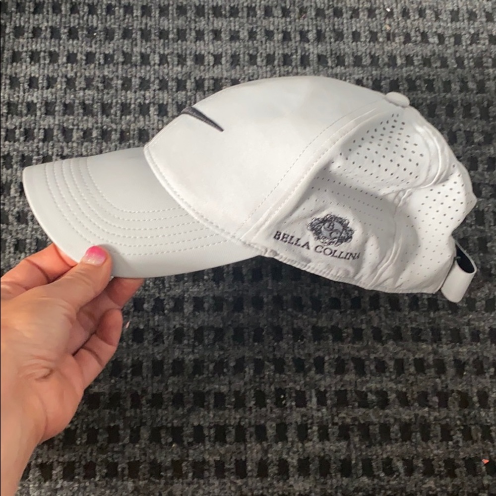 Nike Bella Collina golf hat. Light grey. Unisex.